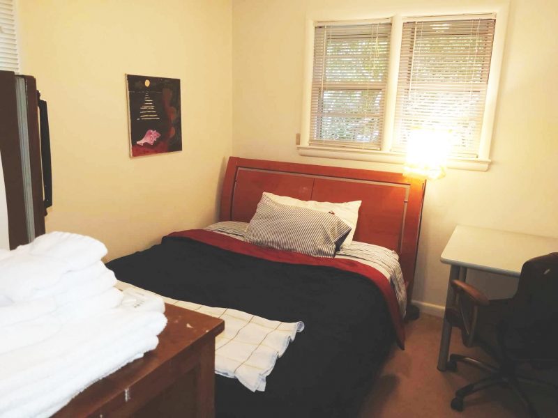 Furnished room, 11-minute drive to NIH, private bath option